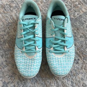 Under armor girls soccer cleats in white and teal colors
